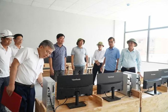 Đoàn công tác kiểm tra việc lắp đặt thiết bị, máy tính trong thư viện Trường phổ thông nội trú liên cấp Tiểu học và THCS Anh Sơn (Nghệ An). Ảnh: Hồ Lài