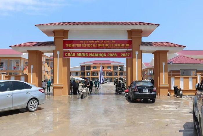 Trường Phổ thông nội trú Tiểu học và THCS Hạnh Lâm (xã Hạnh Lâm, Nghệ An) đang hoàn tất khâu dọn dẹp vệ sinh khuôn viên để sẵn sàng cho ngày khai giảng. Ảnh: Hồ Lài