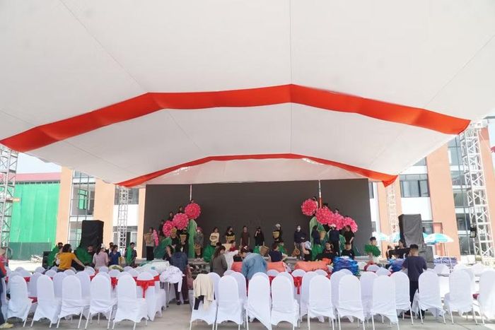 Giáo viên, học sinh Trường phổ thông nội trú liên cấp Tiểu học và THCS Anh Sơn tập văn nghệ chuẩn bị cho lễ khai giảng năm học mới 2026 -2027. Ảnh: Hồ Lài