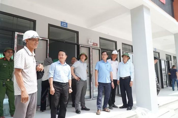 Ông Thái Văn Thành - Phó Chủ tịch UBND tỉnh Nghệ An yêu cầu các chủ đầu tư, nhà thầu tiếp tục hoàn thiện các hạng mục còn lại của trường nội trú, đảm bảo điều kiện học tập, sinh hoạt an toàn cho học sinh. Ảnh: Hồ Lài