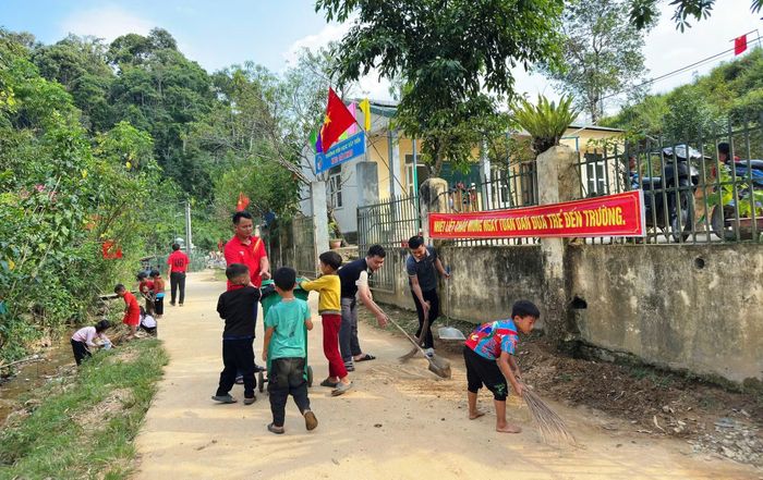 Thầy và trò ở điểm trường Sài Khao - Trường Tiểu học Mường Lý cùng nhau dọn vệ sinh.