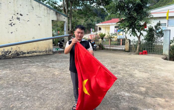 Giáo viên Điểm trường Sài Khao - Trường Tiểu học Mường Lý chuẩn bị cờ để đón lễ khai giảng.