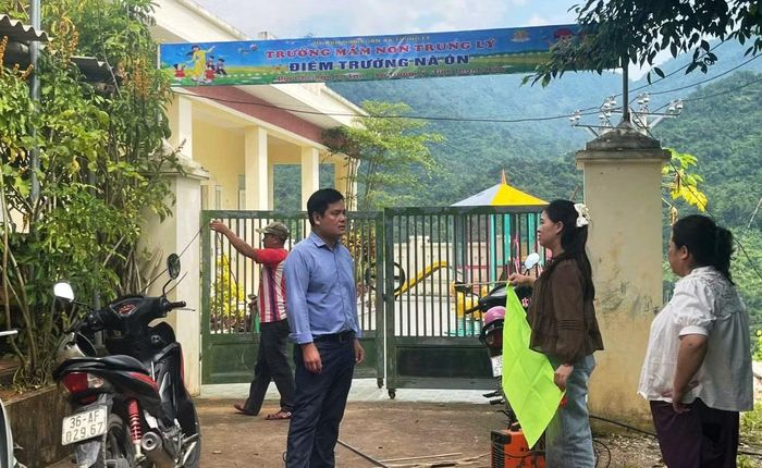 Ông Ngân Văn Lon - Phó Chủ tịch UBND xã Trung Lý đi khảo sát công tác chuẩn bị cho lễ khai giảng.