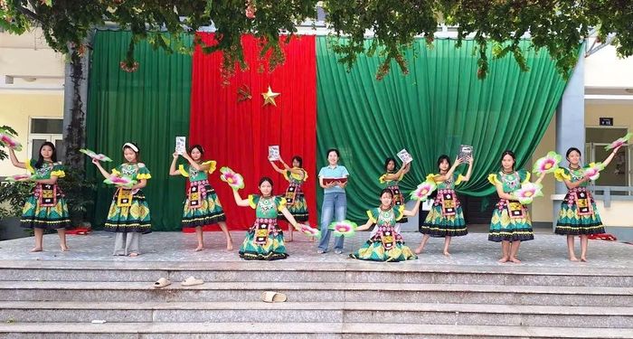 Cô và trò Trường Tiểu học và THCS Mường Lát tập văn nghệ.