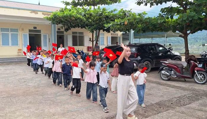 Tập dượt đón học sinh đầu cấp vào năm học mới ở Phân hiệu 2- Trường Tiểu học và THCS Mường Lát.