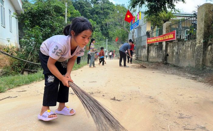 Học sinh cấp Tiểu học ở Sài Khao (Mường Lý) hăng hái làm vệ sinh để đón ngày khai giảng.