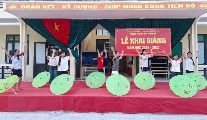 Học sinh Trường PTDTBT-THCS Mường Lý tập văn nghệ.