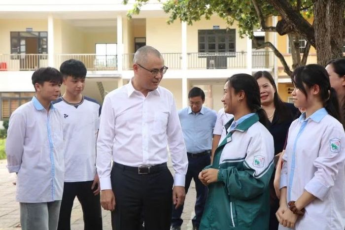 Ông Phạm Đại Dương - Bí thư Tỉnh ủy Phú Thọ động viên các em học sinh Trường THPT Long Châu Sa.