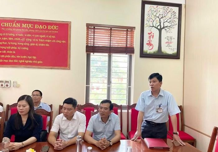 Ông Triệu Trí Phú - Hiệu trưởng Trường THPT Long Châu Sa (đứng) báo cáo đoàn công tác tại buổi lam làm việc.
