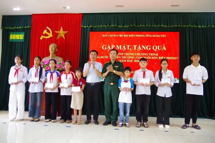 Trung tá Nguyễn Hữu Khiêm - Phó chủ nhiệm Chính trị Bộ đội Biên Phòng tỉnh Hưng Yên và nhà hảo tâm trao quà cho học sinh.