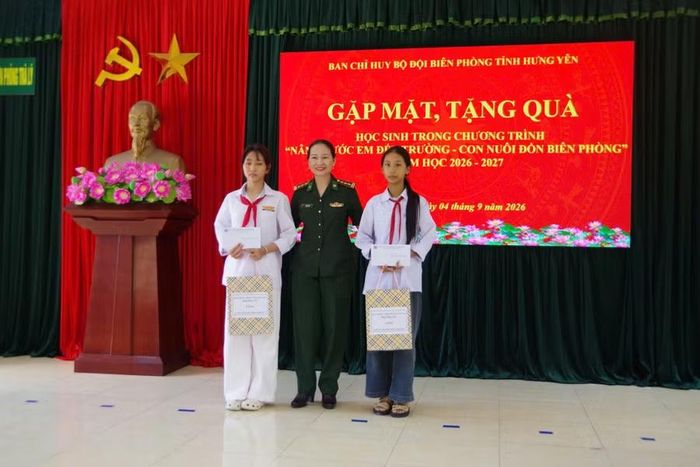 Đại diện Hội Phụ nữ Ban Chỉ huy Bộ đội Biên phòng tỉnh Hưng Yên trao quà cho các con nuôi Đồn Biên phòng.