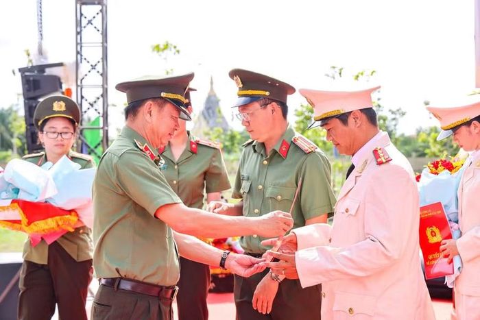 Thiếu tướng Huỳnh Việt Hòa, Giám đốc Công an TP Cần Thơ, trao quyết định về việc tuyển chọn, phong cấp bậc hàm, xếp lương đối với giáo viên được tiếp nhận công tác tại Trường Văn hóa CAND III.