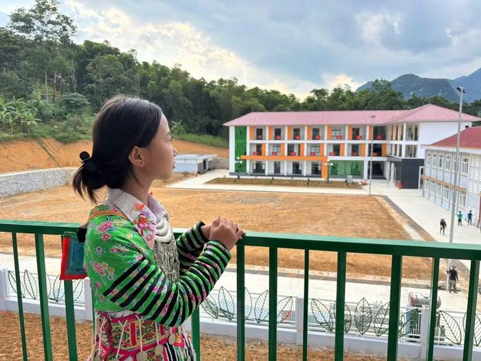 Thao Y Chiểng, học sinh lớp 8, bản Mùa Xuân chia sẻ: "Năm học này em rất háo hức vì được học trong môi trường học tập mới. Căn phòng nội trú của em cùng các bạn cũng khang trang và sạch đẹp hơn".