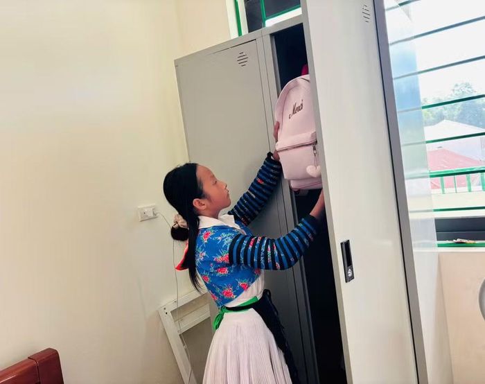 Sùng Thị Dua, học sinh lớp 9A, ở bản Xía Nọi, cũng mong chờ năm học mới. Việc có trường nội trú giúp các em giảm đáng kể thời gian đi lại, có thêm điều kiện tập trung cho việc học.