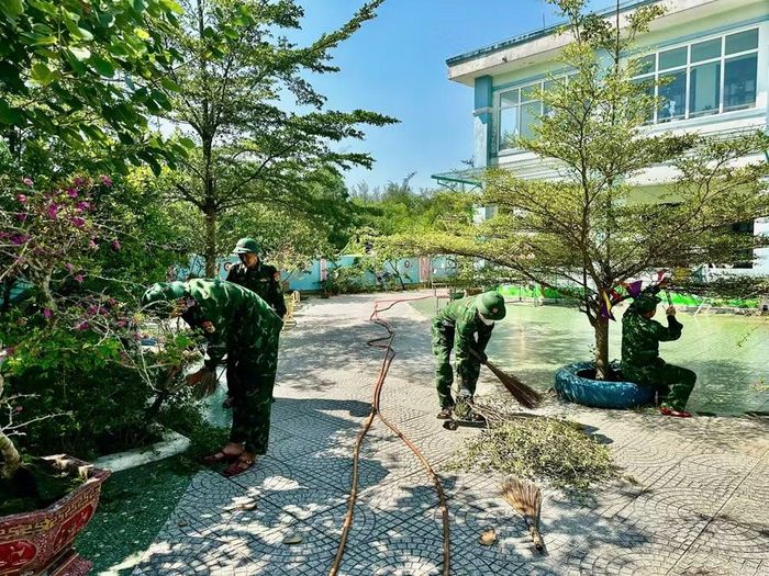Bộ đội Biên phòng hỗ trợ vệ sinh khuôn viên trường học.