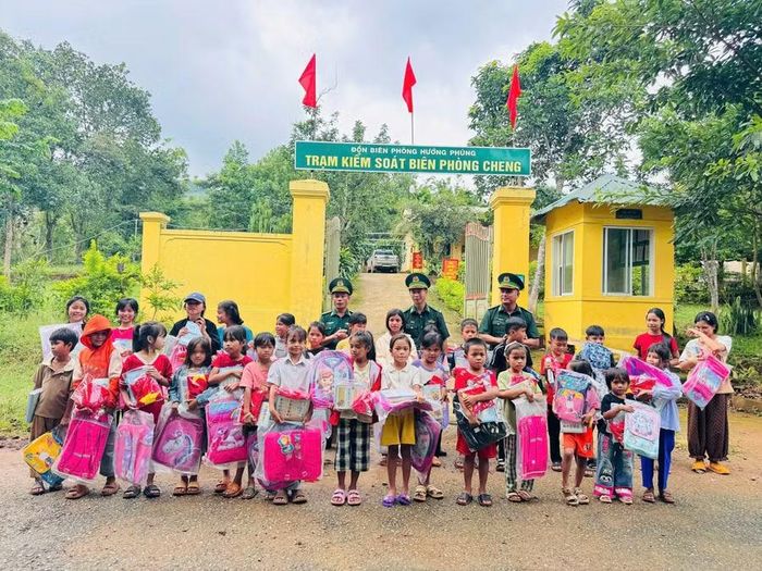 Tặng quà đến học sinh vùng biên giới.