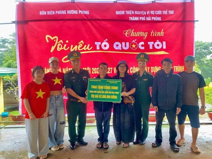 Đồn Biên phòng Hướng Phùng và nhà tài trợ tặng Công trình nước cho người dân.