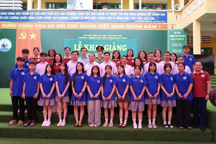 Đoàn công tác chụp ảnh cùng giáo viên, học sinh Trường THPT Kim Ngọc.