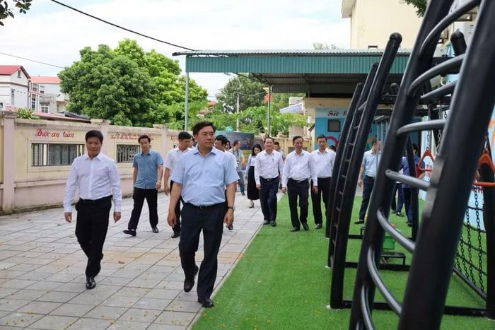 Chủ tịch UBND tỉnh Phú Thọ kiểm tra cơ sở vật chất tại Trường Tiểu học Vĩnh Yên.