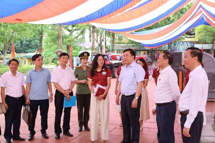 Chủ tịch UBND tỉnh Phú Thọ kiểm tra công tác chuẩn bị khai giảng năm học mới tại Trường THPT Kim Ngọc.