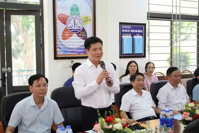 Hiệu trưởng Trường Tiểu học Vĩnh Yên báo cáo công tác chuẩn bị cho Lễ khai giảng năm học mới.