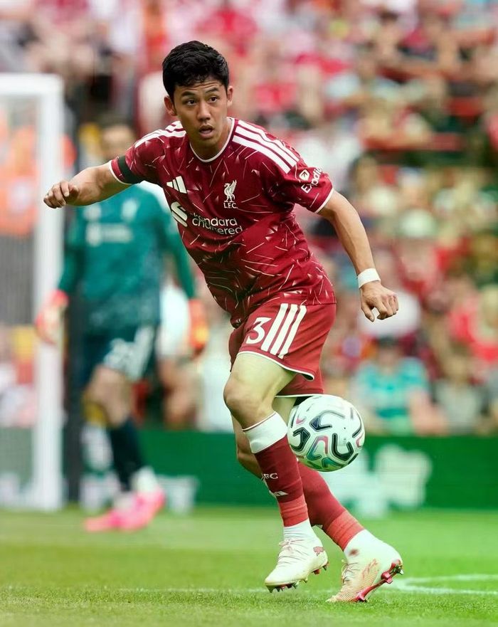 Wataru Endo có tên trong danh sách thi đấu ở 2 vòng đầu Ngoại hạng Anh nhưng chưa được sử dụng trước khi bị gạch khỏi danh sách Champions League. Ảnh: Live News.
