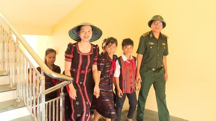 Nét mặt hân hoan, nô nức tô thắm trang phục truyền thống của học sinh Đakrông.