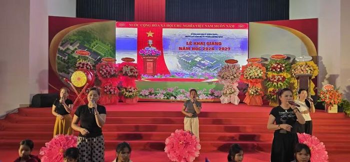 Nhà trường tất bật chuẩn bị cho Lễ khai giảng.