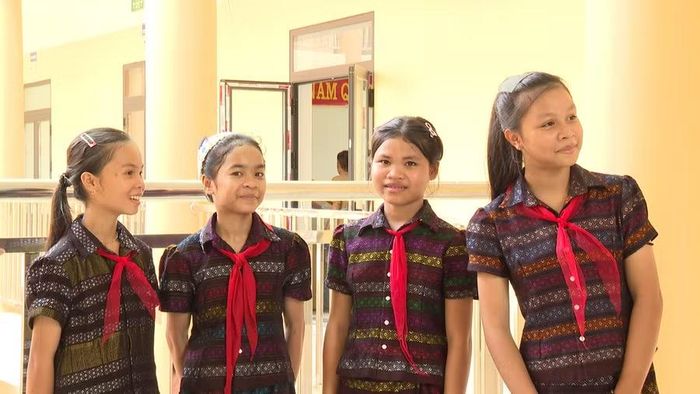 Học sinh tươi vui phấn khởi vì được học tập trong môi trường khang trang.
