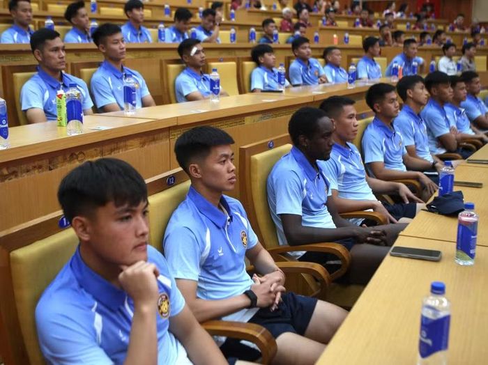 Các cầu thủ của Câu lạc bộ bóng đá Hưng Yên.