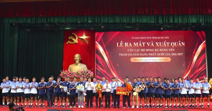 Lãnh đạo tỉnh Hưng Yên tặng hoa chúc mừng Câu lạc bộ bóng đá Hưng Yên.