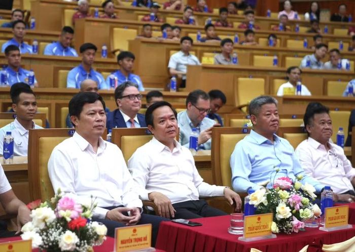 Đại biểu dự lễ ra mắt Câu lạc bộ bóng đá Hưng Yên.