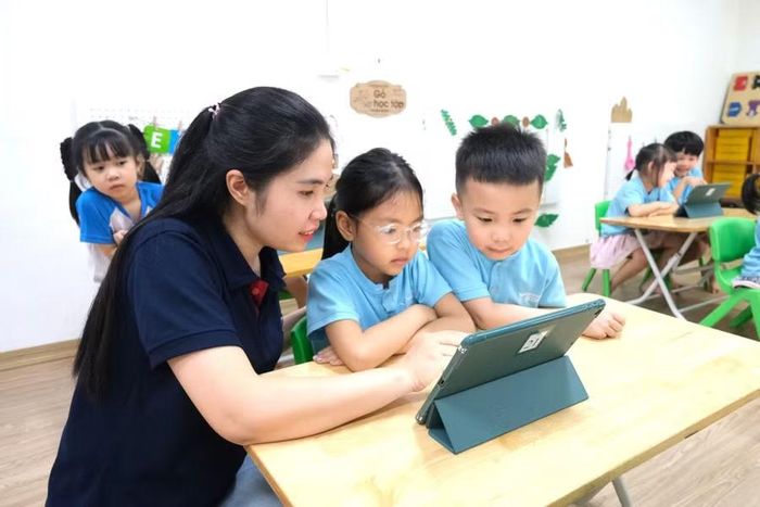 Giáo viên Hệ thống Giáo dục Thực nghiệm Victory hướng dẫn học sinh sử dụng công nghệ chủ động khám phá tri thức và phát triển năng lực.