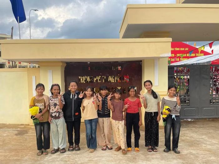 Học sinh Ia Púch vui mừng khi được học tập ở ngôi trường khang trang, đầy đủ cơ sở vật chất.