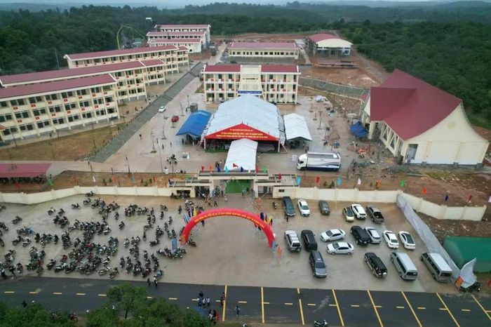 Các đơn vị khẩn trương chuẩn bị những công đoạn cuối cùng để Lễ khai giảng năm học mới diễn ra thành công.