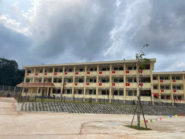 Trường Phổ thông nội trú Tiểu học và THCS Ia Púch rực rỡ cờ hoa chuẩn bị cho năm học mới.