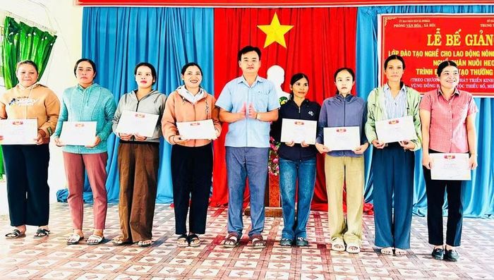 Tặng giấy khen cho các học viên có thành tích tốt trong học tập.
