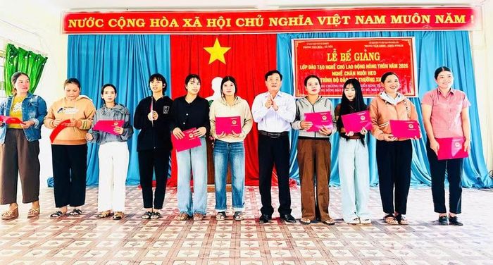 Cấp chứng chỉ cho 58 học viên hoàn thành khóa học.