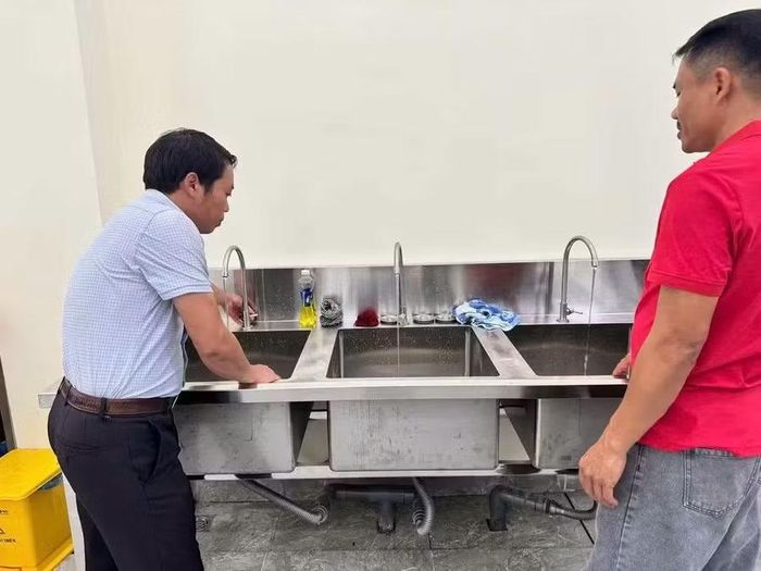 Lãnh đạo UBND xã Dục Nông kiểm tra khu vực bếp ăn bán trú của Trường Phổ thông nội trú Tiểu học và THCS Dục Nông.