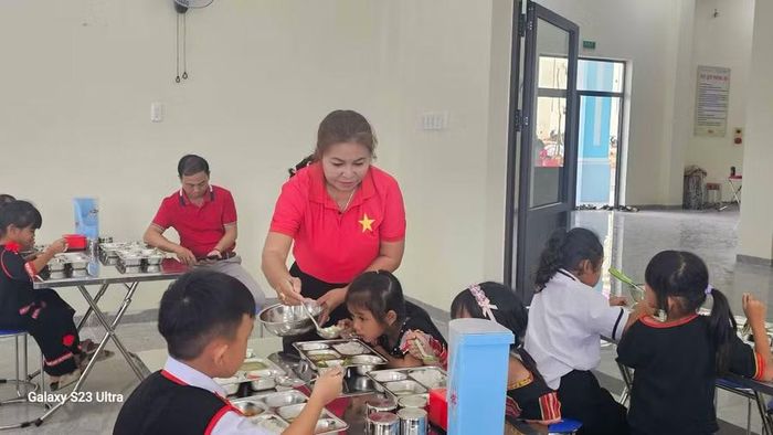Bà Nguyễn Thị Liên, Phó Hiệu trưởng Trường Phổ thông nội trú Tiểu học & THCS Dục Nông kiểm tra các khẩu phần ăn của học sinh bán trú.