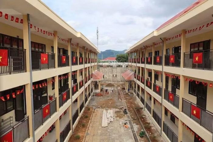 Công nhân hoàn thiện những công đoạn cuối cùng để sẵn sàng cho lễ khai giảng.