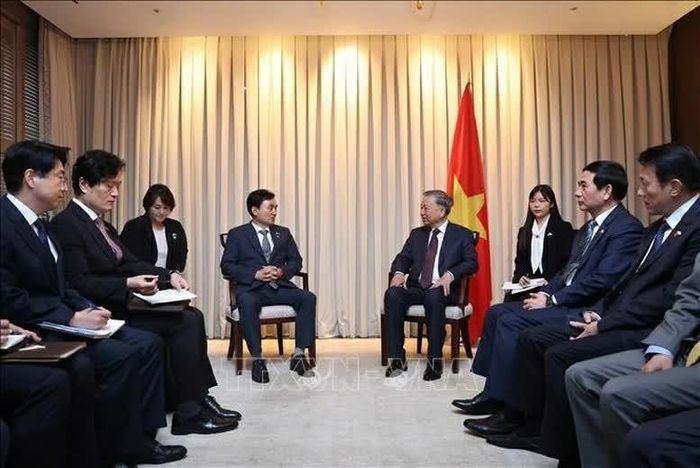 Tổng Bí thư Tô Lâm tiếp ông Ahn Gyu Back, Chủ tịch Nhóm Nghị sĩ hữu nghị Hàn Quốc-Việt Nam nhân dịp thăm cấp Nhà nước Hàn Quốc tháng 8/2025. (Nguồn: TTXVN)