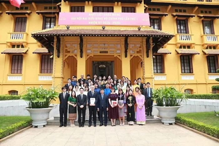 Ủy viên Trung ương Đảng, Thứ trưởng Thường trực Bộ Ngoại giao Nguyễn Minh Vũ chụp ảnh lưu niệm cùng đoàn tình nguyện viên JICA tại trụ sở Bộ, tháng 10/2025. (Ảnh: Thành Long)