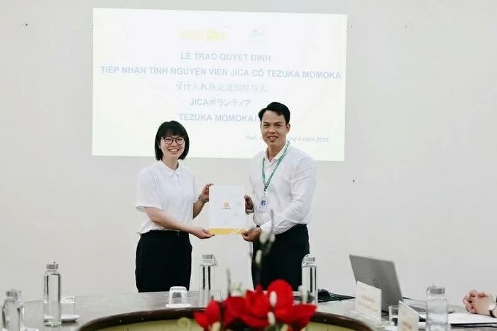 Đại diện Trường Cao đẳng Huế trao quyết định tiếp nhận tình nguyện viên JICA đến công tác tại Trường Mầm non Sen Hồng, đơn vị trực thuộc Trường Cao đẳng Huế, tháng 4/2025. (Nguồn: Trường Cao đẳng Huế)