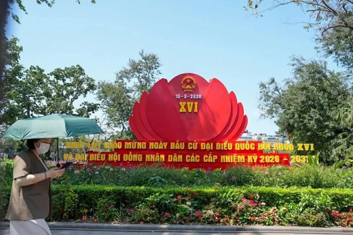 Không gian quanh hồ Hoàn Kiếm (Hà Nội) được trang hoàng rực rỡ với cờ Tổ quốc, băng rôn và khẩu hiệu chào mừng ngày bầu cử. (Ảnh: Khánh Huy)