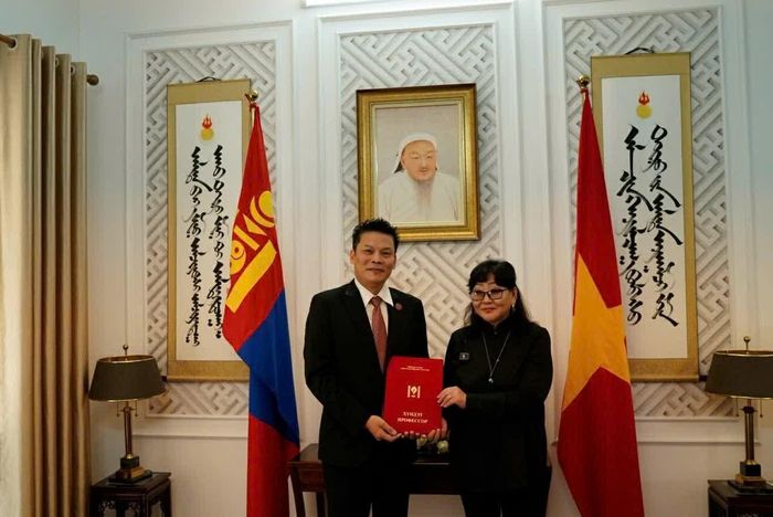 Đại diện Trường đại học Văn hóa nghệ thuật Mông Cổ trao tặng danh hiệu “Giáo sư danh dự” đến đạo diễn Lê Quý Dương. (Ảnh: Thu Anh)