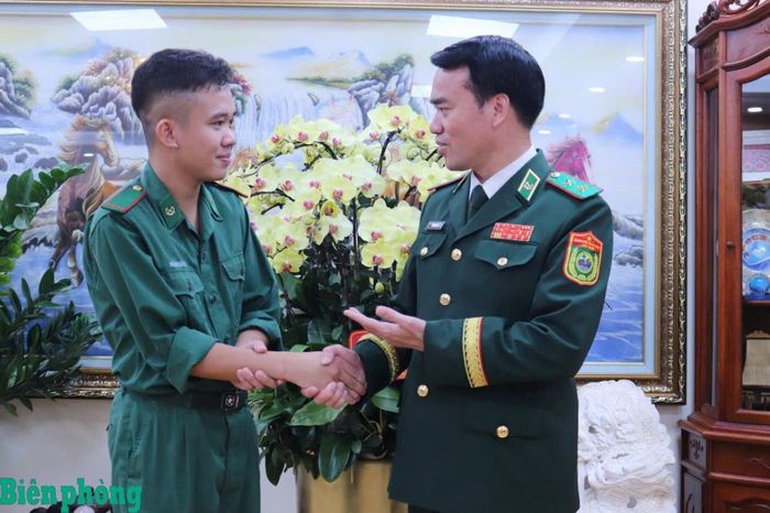Trung tướng Vũ Trung Kiên, Ủy viên Ban Chấp hành Trung ương Đảng, Ủy viên Quân ủy Trung ương, Tư lệnh Bộ đội Biên phòng chia sẻ, động viên Hạ sĩ Nguyễn Xuân Khoa trước khi tham gia học tập tại Trường Sĩ quan Chính trị. Ảnh: Lương Linh