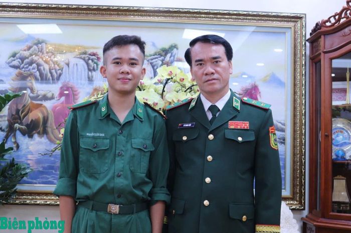 Hạ sĩ Nguyễn Xuân Khoa chụp ảnh lưu niệm với đồng chí Tư lệnh Bộ đội Biên phòng. Ảnh: Lương Linh