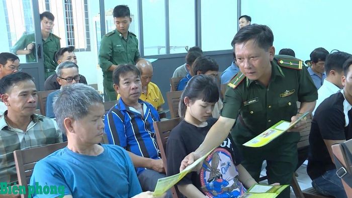 Cán bộ Bộ đội Biên phòng tỉnh Gia Lai phát tờ rơi tuyên truyền chống khai thác IUU cho ngư dân địa phương. Ảnh: Công Cường