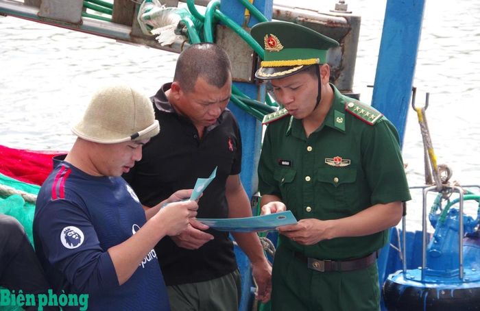 Cán bộ Bộ đội Biên phòng tỉnh Khánh Hoà tuyên truyền các quy định về chống khai thác IUU trên các tàu cá. Ảnh: Văn Tân